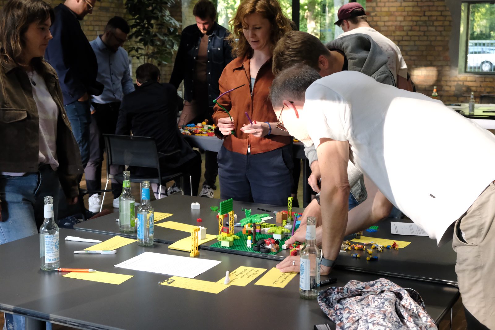 Führungskräfte arbeiten in einem Training an LEGO®-Modellen